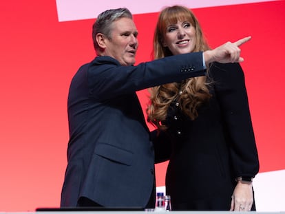 El líder laborista, Keir Starmer, junto a la diputada Angela Rayner, en la inauguración del congreso del partido, el 8 de octubre en Liverpool.