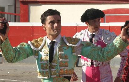 Paco Ureña, con las dos orejas que cortó el martes en Azpeitia.