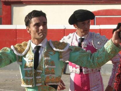 Paco Ureña, con las dos orejas que cortó el martes en Azpeitia.