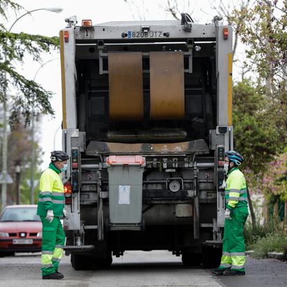 Dos operarios de recogida de residuos protegidos con mascarilla colocan un cubo de basura en un camión de limpieza en una calle de la capital para triturar los desechos durante el día 33 del estado de alarma, en Madrid (España), a 16 de abril de 2020.
CORONAVIRUS;COVID-19;ESTADO DE ALARMA;LIMPIEZA;PANDEMIA;MASCARILLA;CAMIÓN DE LIMPIEZA;
Jesús Hellín / Europa Press
(Foto de ARCHIVO)
16/4/2020