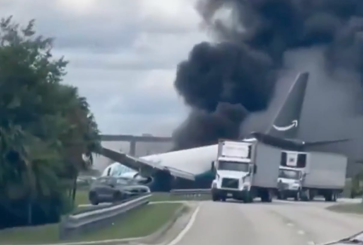 Un avión de carga de Amazon se sale de la pista en el aeropuerto de Miami y acaba en llamas