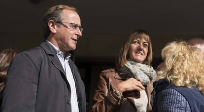 El presidente del PP vasco, Alfonso Alonso y la secretaria general del PSE-EE, Idoia Mendia en Yécora en la Fiesta de la Vendimia.