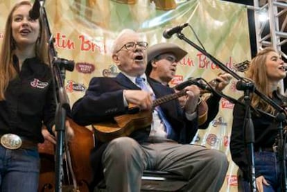 Warren Buffet toca el ukelele en la reunión anual de Berkshire Hathaway celebrada ayer.