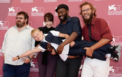 Los actores Giuseppe Battiston, Anita Caprioli Jean-Christophe Folly y el director Andrea Segre y el joven actor, Matteo Marchel, presentan la película "La Prima Neve", 6 de septiembre de 2013.