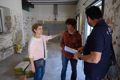 Vecinas de Paiporta en el interior de una vivienda que quedó arrasada por la dana en Paiporta.