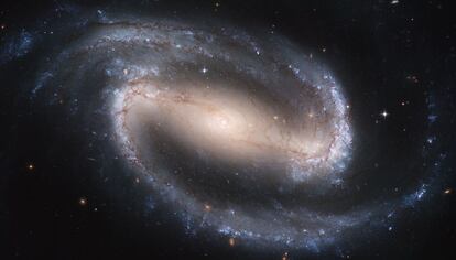 La galaxia espiral barrada NGC 1300, a unos 69 millones de años luz de distancia de la Tierra, en una imagen formada por varias exposiciones y varios filtros de la cámara ACS del telescopio espacial `Hubble´, en septiembre de 2004.