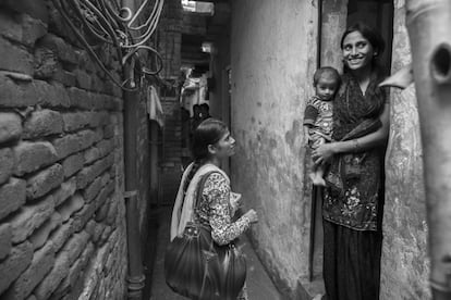 Durgesh, una profesional de la salud, visita a una madre y su hijo. Les enseña buenos hábitos alimenticios para la salud del bebé. La malnutrición es una de las causas que multiplica la mortalidad infantil.