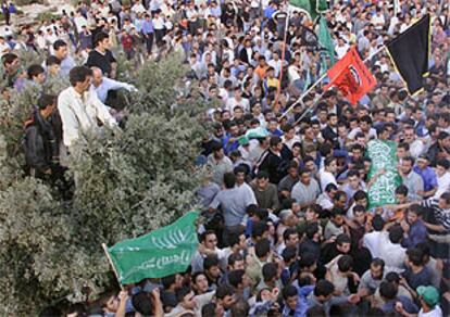 Multitudinario funeral de los seis palestinos muertos durante la incursión israelí de varios barrios de Hebrón.