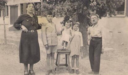 La familia De la Cruz en el campo de Récébédou en 1941.
