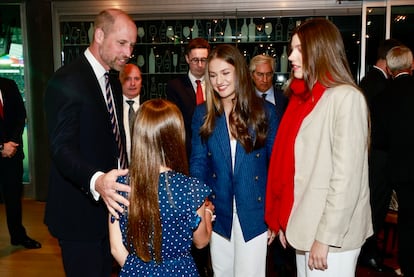 La princesa Leonor y la infanta Sofía han disfrutado de un breve encuentro con el príncipe Guillermo de Inglaterra y la princesa Carlota antes del partido.