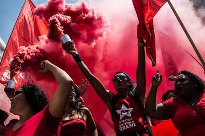 Dezenas de apoiadores do ex-presidente Luiz Inácio Lula da Silva se concentraram em frente à sede da Rede Globo no Rio de Janeiro neste domingo para protestar contra a emissora.