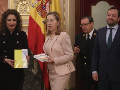 La ministra de Hacienda, María Jesús Montero, hace entrega a la presidenta del Congreso, Ana Pastor, del proyecto de Presupuestos.