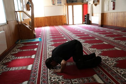 Un home resa a la mesquita de Ripoll, de la qual era imam Abdelbaki Es Satty.