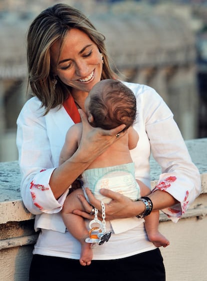 Carme Chacón, una mujer firme, se deshace en cariños con su hijo Miquel, quien nació el pasado 19 de mayo. Un mes antes, Chacón había tomado posesión como ministra de Defensa.