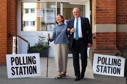 El líder del Parido Liberal Demócrata, Ed Davey, y su esposa, Emily Gasson, tras votar en un centro electoral en Londres.  