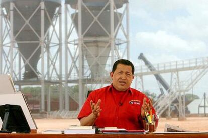 El presidente venezolano, Hugo Chávez, en una planta siderúrgica en Guri (al oeste de Venezuela)desde donde ha realizado su programa <i>Aló Presidente</i> este domingo.