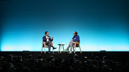 Carlos Torres Vila (a la izquierda), presidente de BBVA, durante su participación en 'Aprendemos juntos'.