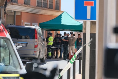 Agentes de la Guardia Civil custodian la vivienda del joven de 25 años que llevaba casi 36 horas atrincherado en su domicilio de Agost (Alicante), este jueves. 