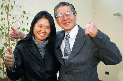 Alberto Fujimori y su hija Keiko, en mayo de 2006.