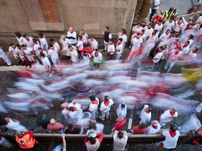 Los mozos corren ante los toros de la ganadería José Escolar Gil, durante el tercer encierro de San Fermín.