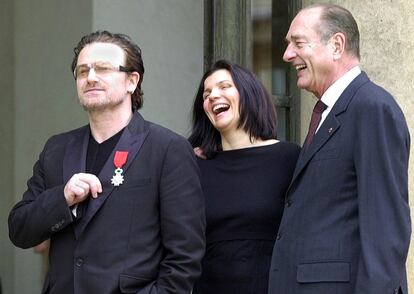 El cantante Bono condecorado en París como Caballero de la Legión de Honor, junto a su esposa Ali Hewson y el presidente francés, Jacques Chirac, en febrero de 2003. Era febrero de 2003, ese mismo año, tanto Bono como Chirac estaban nominados al Premio Nobel de la Paz.