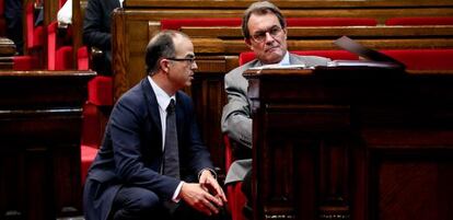 Jordi Turull conversando con el presidente catal&aacute;n, Artur Mas.