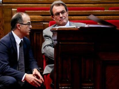 Jordi Turull conversando con el presidente catal&aacute;n, Artur Mas.