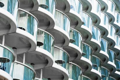 Balcones como colmenas de los camarotes. Hay 2.700 dobles.