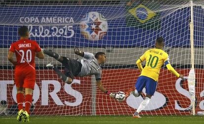 Neymar marca primeiro gol. 