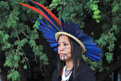 Una lideresa de la etnia tukano de la Amazonia hace un pronunciamiento público declarando la emergencia climática en todo el planeta y exigiendo la demarcación de todas las tierras indígenas del Brasil en el Campamento Tierra Libre, en Brasilia.