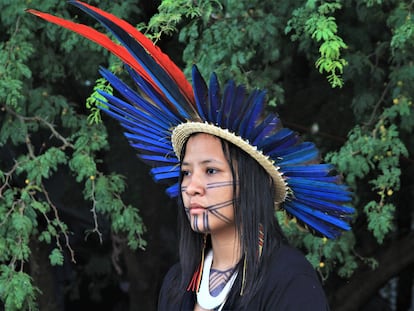 Una lideresa de la etnia tukano de la Amazonia hace un pronunciamiento público declarando la emergencia climática en todo el planeta y exigiendo la demarcación de todas las tierras indígenas del Brasil en el Campamento Tierra Libre, en Brasilia.