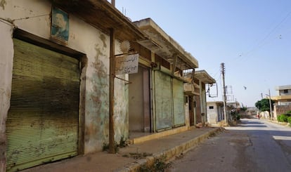 Una de las calles en la localidad de Fua tras ser evacuada.