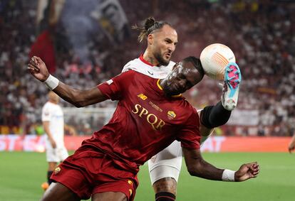 Tammy Abraham y Nemanja Gudelj en una jugada durante el partido.