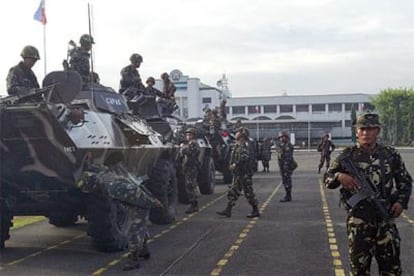 Unos soldados filipinos vigilan el Campo Aguinaldo, cuartel general de las Fuerzas Armadas.
