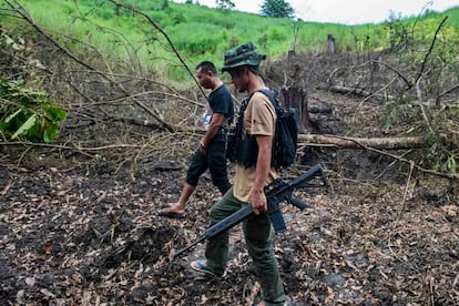 Saw Eh Khu, director de escuela y soldado del KNLA, muestra los restos de una granja bombardeada por la aviación del Ejército birmano en Blad Doh.