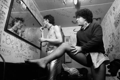 Pedro Almodóvar y Fabio McNamara, exponentes de la Movida madrileña, en los camerinos de Rock-Ola antes de un concierto en marzo de 1983. A principios de los ochenta formaron un dúo musical 'underground' con el que ofrecieron varios conciertos en salas de la capital, e incluso actuaron en mítico programa de Televisión Española, 'La edad de oro', presentado por Paloma Chamorro.