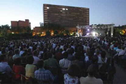 Vista del concierto de Joan Manuel Serrat en el Jardín Botánico de la Universidad Complutense, con la Facultad de Ciencias Biológicas al fondo.