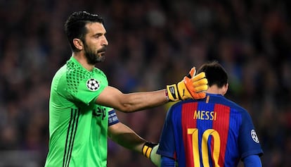 Buffon saluda a Messi.