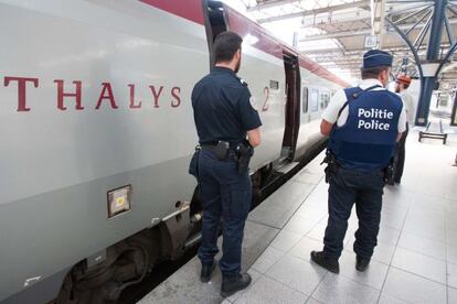 Policies de França i Bèlgica vigilen un tren a Brussel·les després de l'atac.