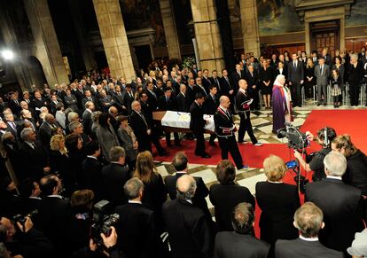 Los restos mortales del ex presidente del Comité Olímpico Internacional son introducidos en el Palacio de Generalitat, en presencia de representantes del mundo del deporte, de la política y de la cultura.