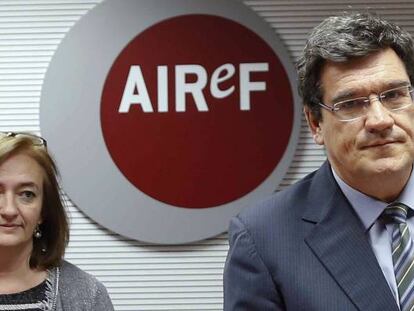 Cristina Herrero, propuesta por Hacienda para presidir la Airef, y el responsable anterior, José Luis Escrivá.
 
