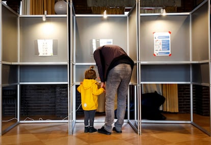 Votación en un colegio electoral de Nimega (Países Bajos), este jueves.