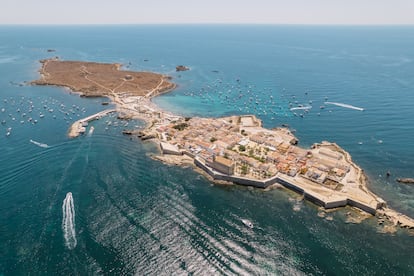 Vista aérea de la isla de Tabarca (Alicante), con la torre de San José al fondo.