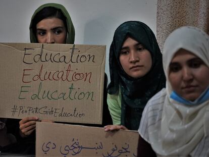 Un grupo de mujeres voluntarias de la ONG Pen Path reivindicaban su derecho a la educación, el 2 de agosto en Kabul.