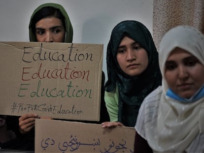 Un grupo de mujeres voluntarias de la ONG Pen Path reivindicaban su derecho a la educación, el 2 de agosto en Kabul.