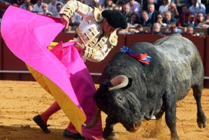 Antonio Ferrera, ayer en la plaza de la Maestranza de Sevilla.