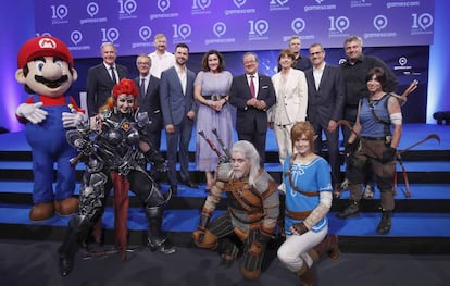 El ministro de Cultura y Deporte, José Guirao (cuarto por la izquierda), en la Gamescom.