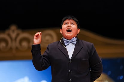  Piero Rai Chávez cantan el primer premio, el número 72480, premio Gordo de la Lotería de Navidad.