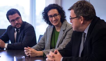 La candidata de ERC, Marta Rovira (c), junto al secretario de Economía, Pere Aragonés (i), y el presidente de Leitat Technological Center, Jordi W. Carnes