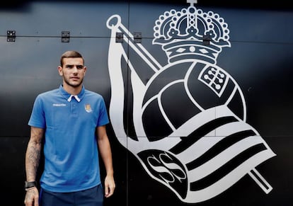 Theo Hernández, a su llegada a las instalaciones de la Real Sociedad.